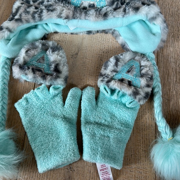 EUC matching Sparkle A lined fleece Soft faux fur hat with matching mittens. - Picture 3 of 3